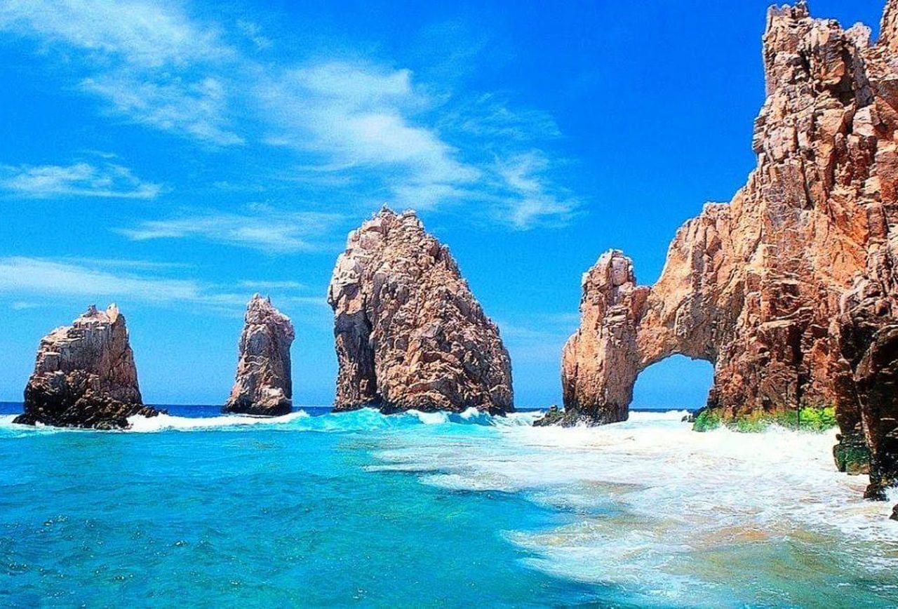 Cabo San Lucas … the destination of celebs and others attracts everyone with its contrasting beauty