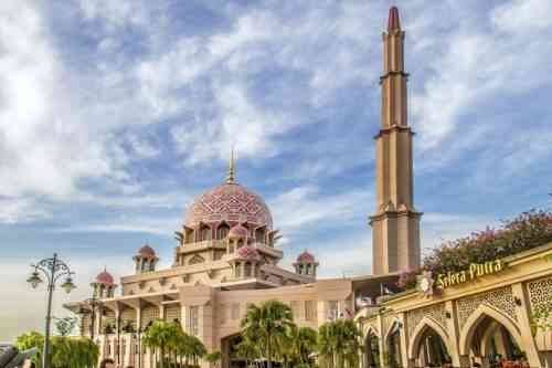 1581203239 516 The most famous mosques in Kuala Lumpur to visit during - The most famous mosques in Kuala Lumpur to visit during Ramadan