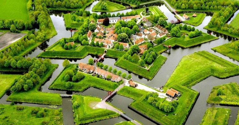 1581204379 976 The most important tourist cities in the Netherlands .. The - The most important tourist cities in the Netherlands .. The surprising country, which is almost free from any defect