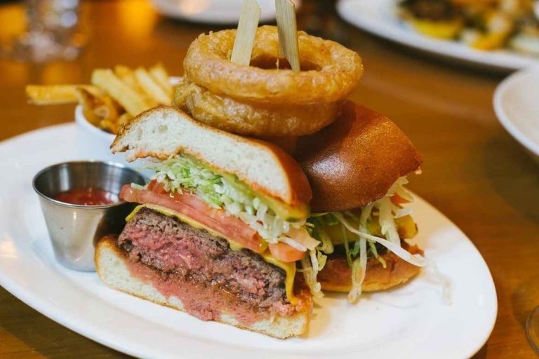 1581205049 203 The most prominent burger restaurants in New York Taste it - The most prominent burger restaurants in New York Taste it from his country of origin!