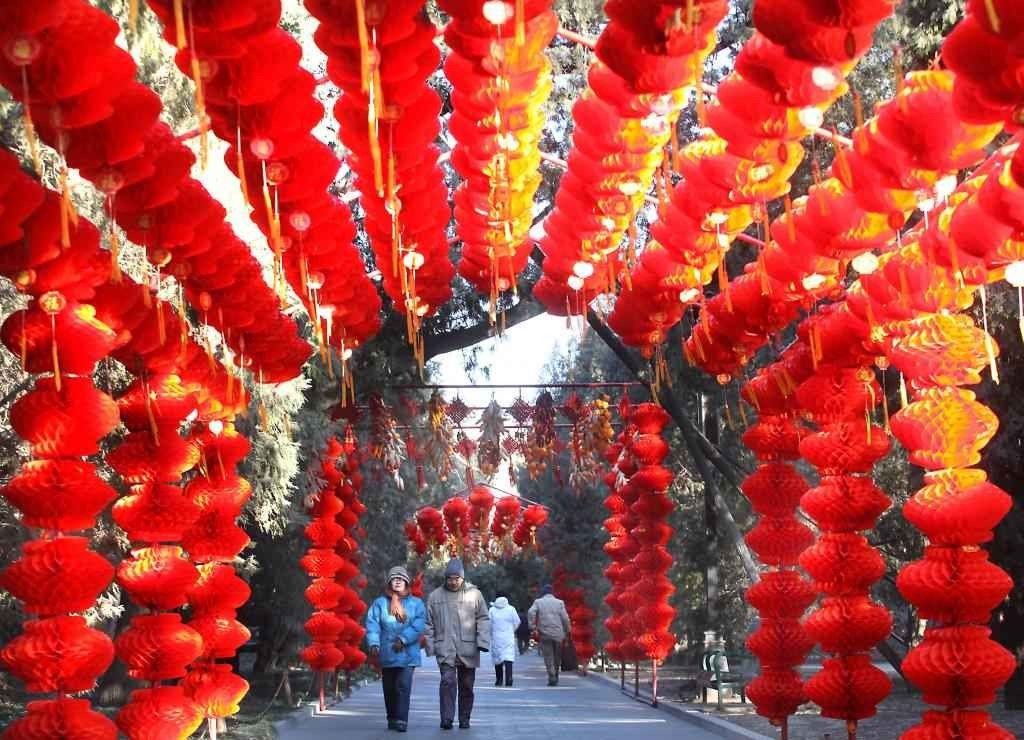 The customs and traditions of the Vietnamese people celebrate the Vietnamese New Year and the atmosphere full of joy and color