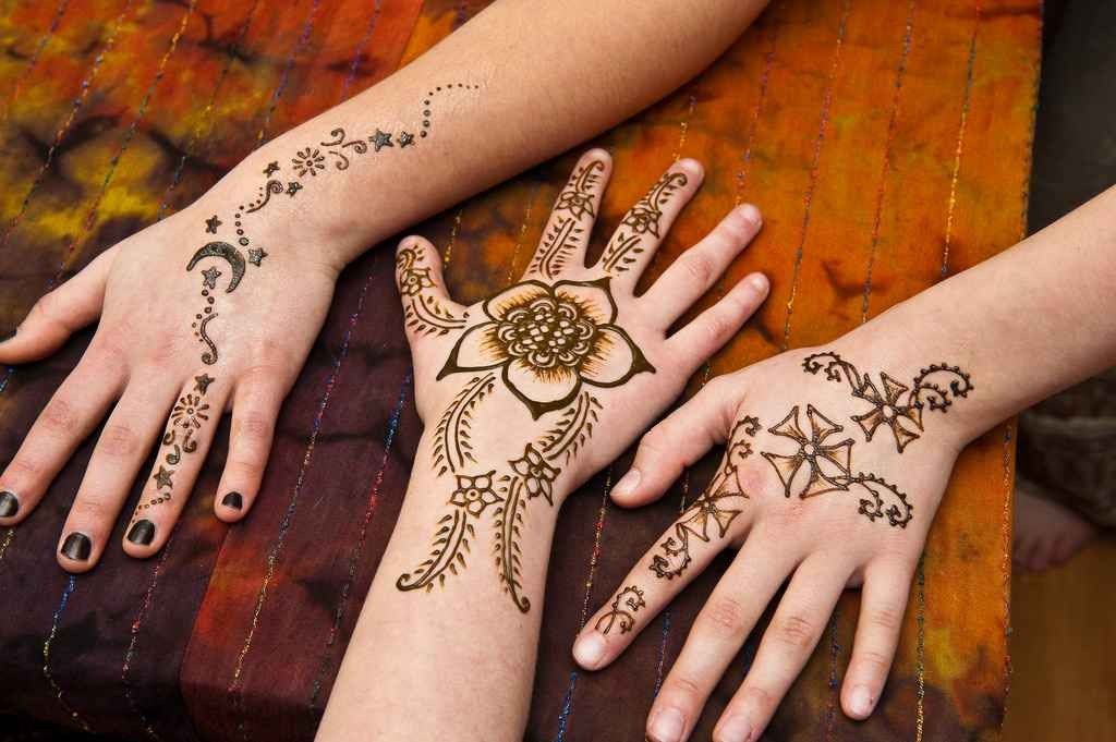 Draw the favorite henna for girls and women 