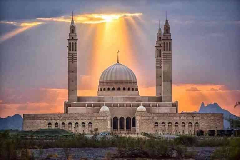 Learn about the most beautiful mosques in Nizwa.