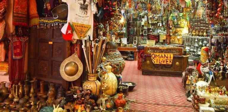 Learn about the best and most famous popular markets in Muscat that carry the fragrant history.