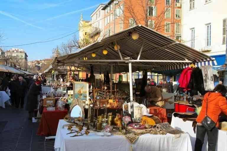 The cheapest market in Nice .. "Antiques" market