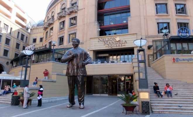 - To you ... Nelson Mandela Square ... do not miss her when traveling to Johannesburg ...