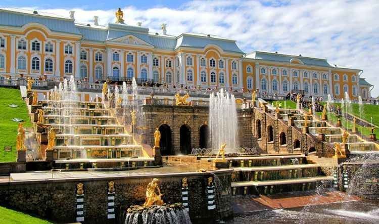 "Peterhof Palace" .. the most important places of tourism in Petersburg ..