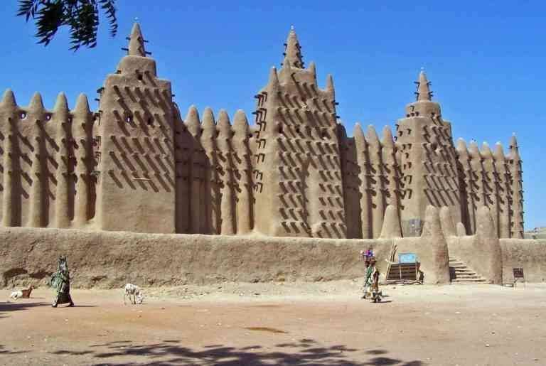 Do not miss a visit .. The "Friday Old" mosque .. The most important tourist places in Mali ..