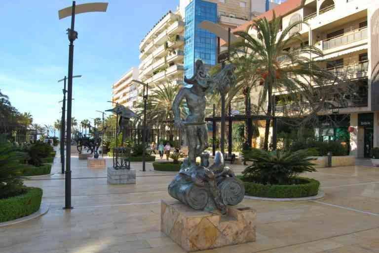 "Avenida del Mar" square.