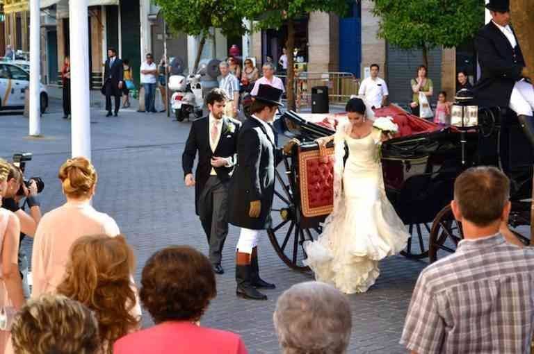 "Giving gifts" to the father of the bride ... one of the most important customs and traditions of marriage in Spain ..