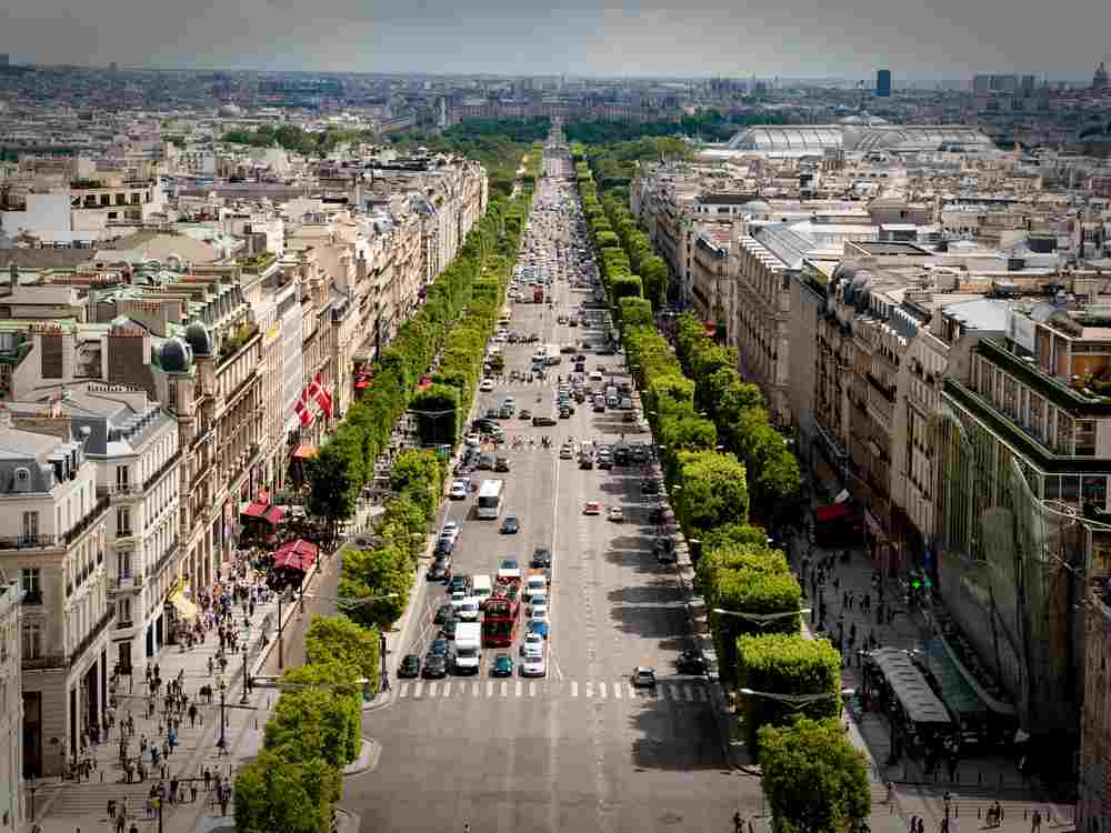 Holiday-Me_France_Paris_Street-Champs-Elysées-Paris-Love-and-Fashion-Shopping_1000x750