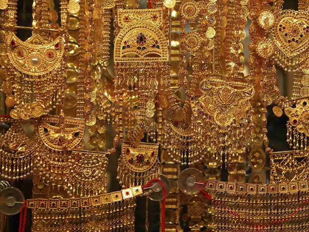 Holiday-Mai_Emirates-Dubai_Buy-jewelry-in-the-gold-market-tourism_1000x750