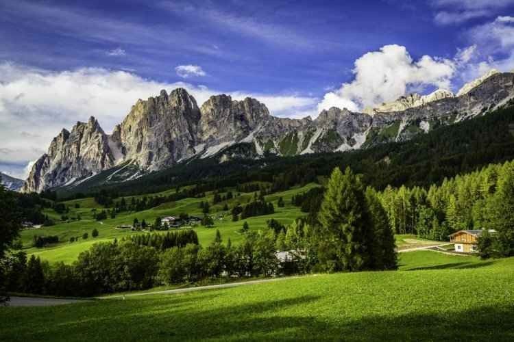 Find out the temperatures and the best times to visit the italyn city of Cortina 