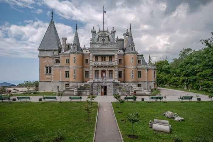 Levadia Palace ... the most beautiful tourist place in the Crimea ..
