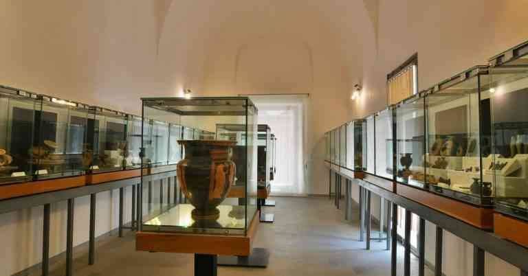 Do not miss to go to the Museum "Mandraliska" .. When traveling to Cefalو ..