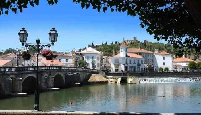 Do not miss to go to the "Republic Square" .. when traveling to the Portuguese Tomar ..
