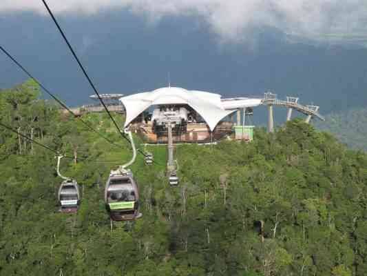 The "cable car" in "Anchol" park ... one of the most beautiful tourist activities in Indonesia ..