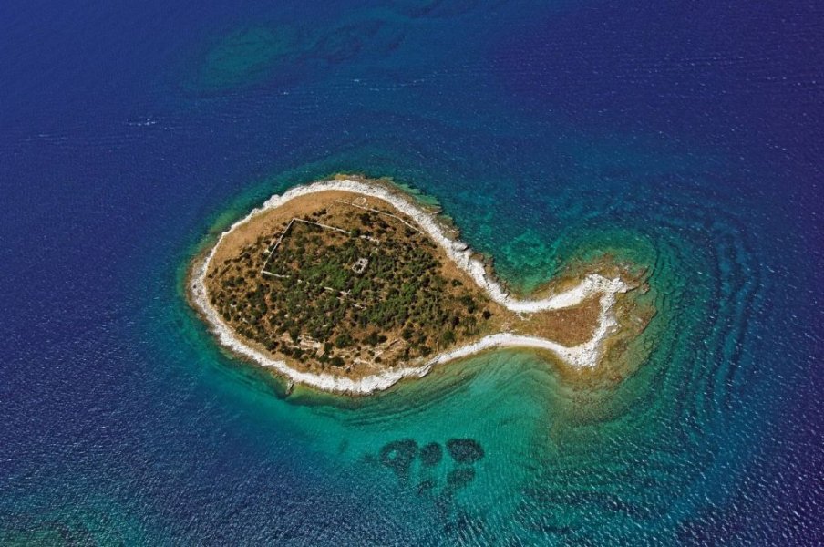 1581267729 517 The most famous islands of strange shapes in the world - The most famous islands of strange shapes in the world