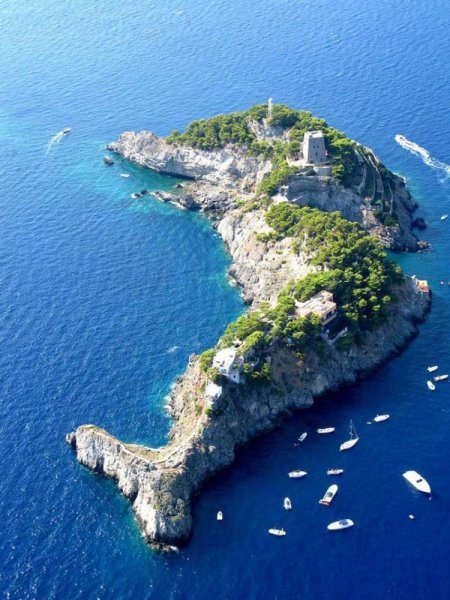 1581267729 528 The most famous islands of strange shapes in the world - The most famous islands of strange shapes in the world