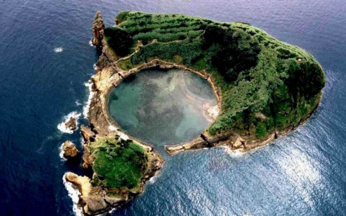 1581267729 790 The most famous islands of strange shapes in the world - The most famous islands of strange shapes in the world