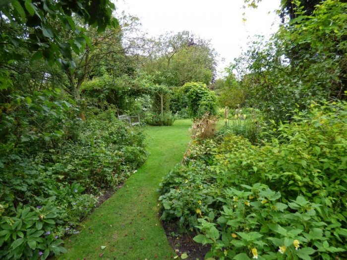 It is one of the private gardens open for visiting which, despite its small size, is one of the most beautiful gardens in Britain