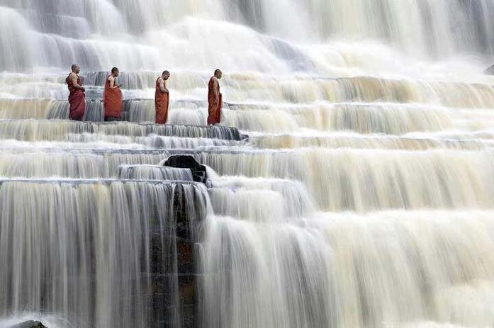 Traditional rituals in waterfalls in Hanoi