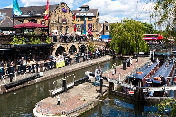 Located on both banks of the London Water Canal (Regent Canal)