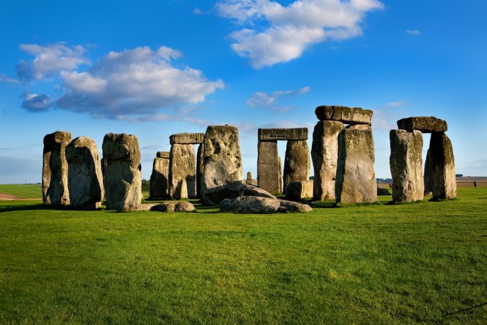 Stonehenge is one of the famous archaeological areas in Britain and is surrounded by the same dazzling and mysterious surrounding the pyramids of Giza