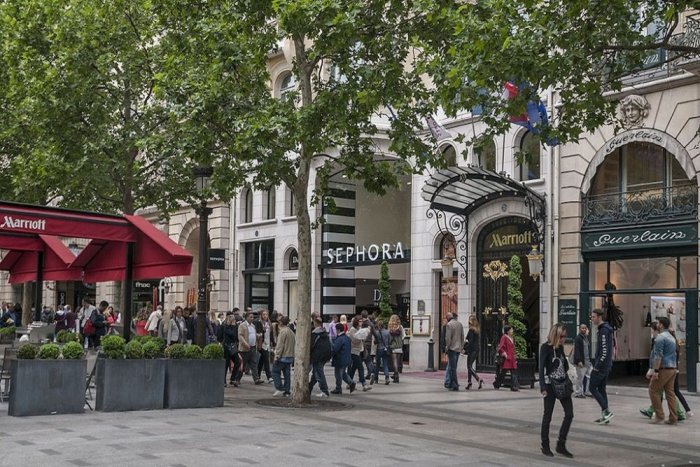 Fine shops in Champs-Elysees