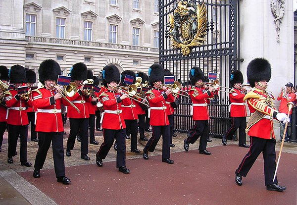 Royal Guards switch in front of Buckingham Palace