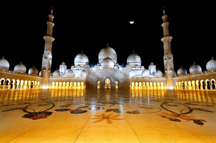 A wonderful scene for Sheikh Zayed Mosque at night