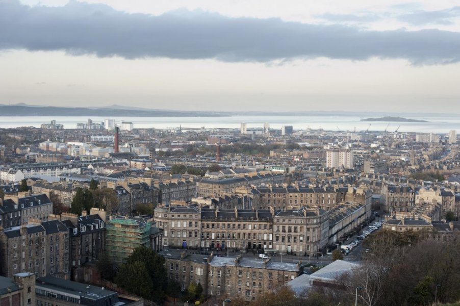 The city of Edinburgh can be easily explored by buses that move different paths up and down