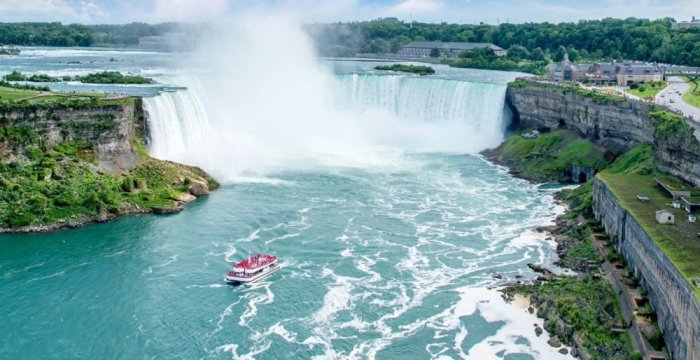 Niagara Falls is the best natural wonder in the world