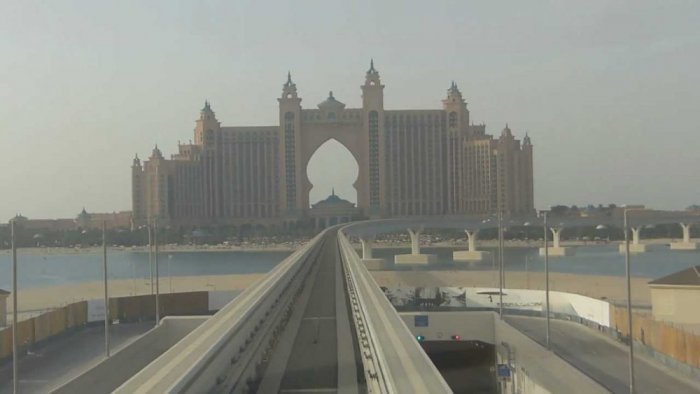 How do you get to the Palm Jumeirah island?