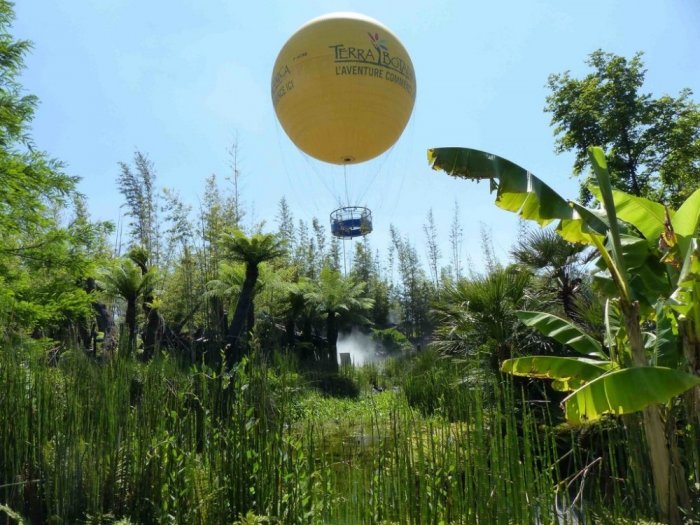 Airship flight in Terra Botanica Park