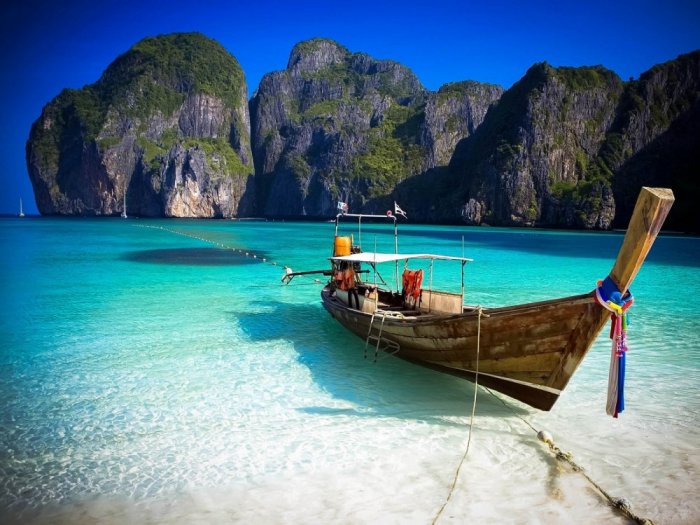 Mu Koh Phi Phi .... a great tourist destination for single travelers and couples