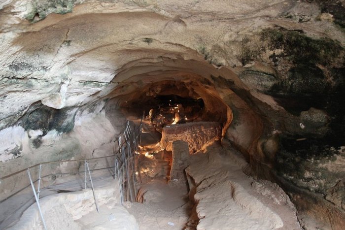 Malta contains many tourist attractions such as the Gare Delam Cave in Persebuza