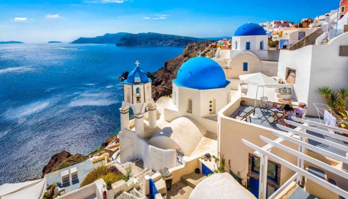 It is not surprising that Greece is one of the favorite vacation destinations of many around the world, especially in the summer season