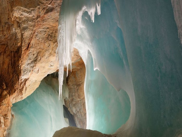 Frozen waterfalls in the Eisenfelt caves