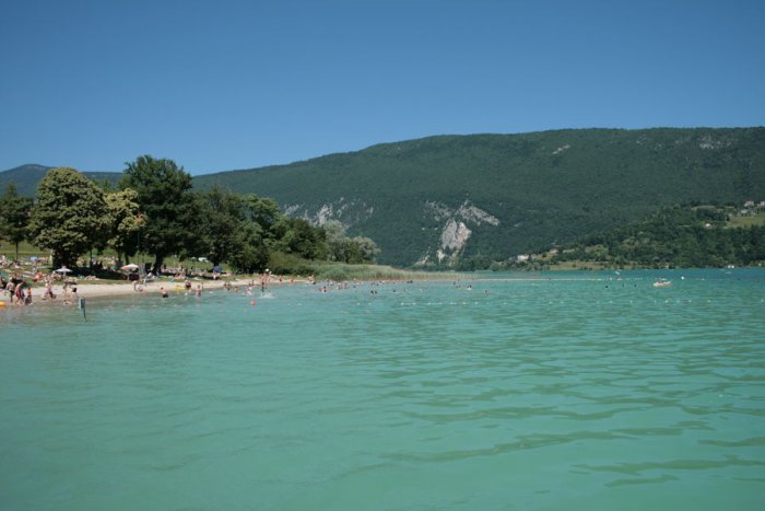 The shore of Lac d’Aiguebelette 