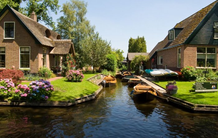 The magic of canals in Giethoorn