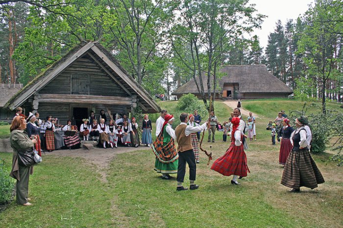 Traditional dance in the Open Air Museum in Nurburg