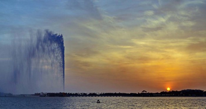 The weight of the water that the Jeddah Fountain pumps in the air is more than 16 tons
