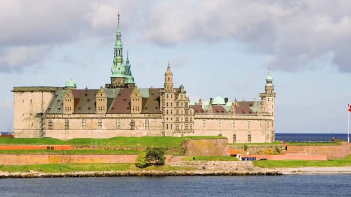 Kronborg Castle is a castle and fortress located in the town of Hellissenkor in Denmark