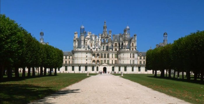 Chambord Castle is located in the town of Chambord in the Loire and Cher region in the center of Center in France