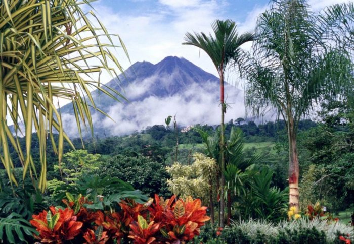 One of the most important natural destinations in the world, where Costa Rica is located between the states of Nicaragua and Panama