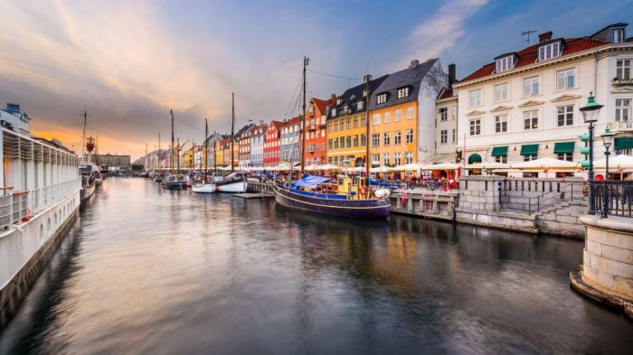 The city of Copenhagen contains countless art museums, beautiful gardens and beautiful buildings