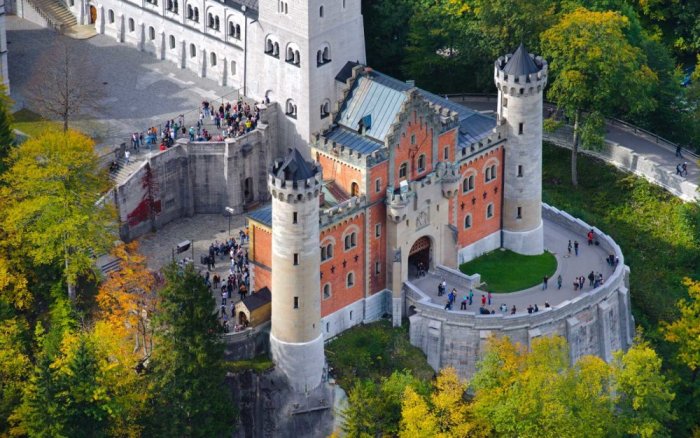Neuschwanstein Castle is an important tourist attraction in Germany