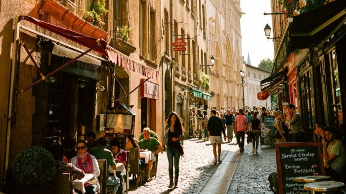 Cafés and restaurants in the old town of Lyon