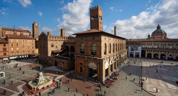 The amazing atmosphere of history in the squares of Bologna